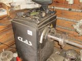 une machine qui se trouve à l'intérieur d'un bâtiment