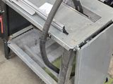 une photo d'une scie circulaire à table dans un garage