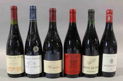 six bouteilles de vin sont alignées sur une table