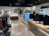 une photo d'un magasin d'informatique avec deux écrans posés sur le comptoir