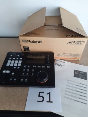 un boîtier avec une télécommande posée sur une table