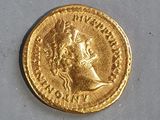 une vieille pièce d'or sur laquelle est représenté un homme