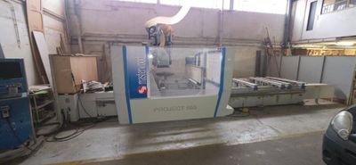une photo d'une machine qui se trouve dans un garage