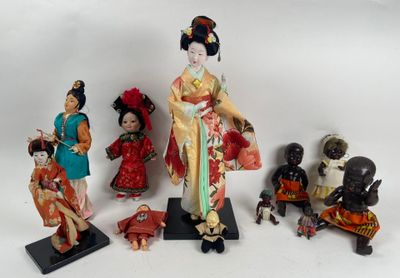 Plusieurs figurines représentant des femmes asiatiques sont exposées sur une surface blanche