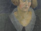 tableau représentant une femme vêtue d'une robe noire, d'une chemise à col blanc et d'une cravate noire