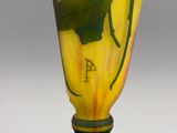 un vase orné d'une fleur, posé sur une table