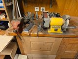 une photo d'un établi avec beaucoup d'outils dessus