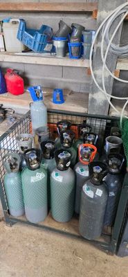 1 Casier Metallique Avec 16 Bouteilles Vide Dioxyde DE Carbo…