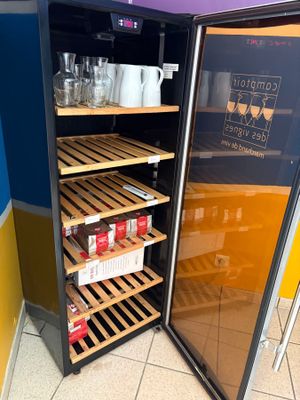 un petit réfrigérateur qui contient beaucoup de vin