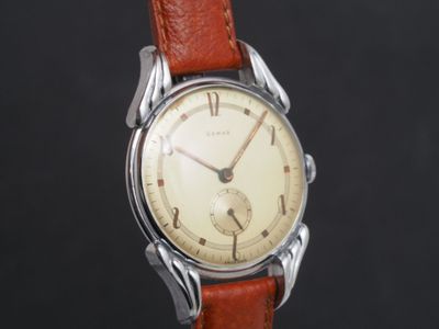 gros plan d'une montre-bracelet avec un bracelet en cuir marron