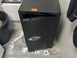 une poubelle noire posée à côté d'une poubelle dans des toilettes