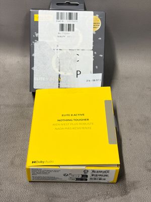 deux boîtes contenant du matériel électronique posées l'une à côté de l'autre sur une surface grise