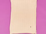 une écharpe en tricot blanche sur fond violet