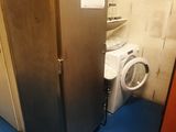 une photo d'une salle de bains avec des toilettes et un urinoir