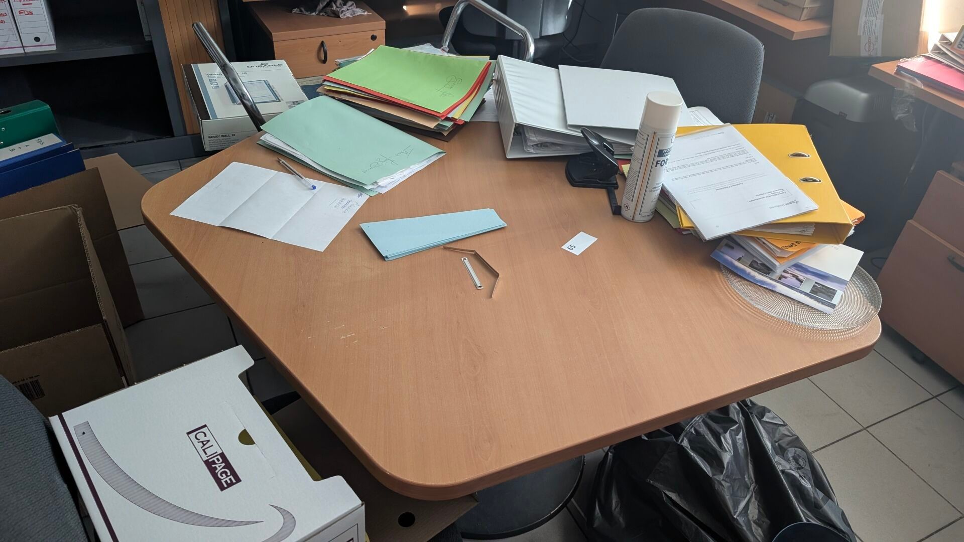 Dans le grand bureau central :