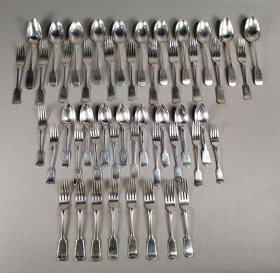 plusieurs fourchettes et cuillères disposées sur une table