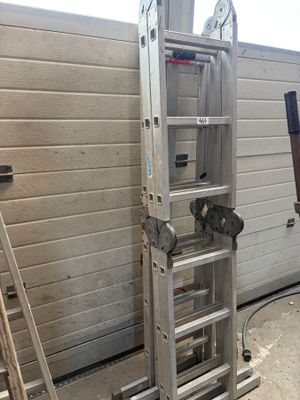 une échelle adossée au mur d'une pièce