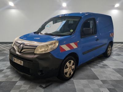 la photo d'une camionnette bleue garée dans un garage