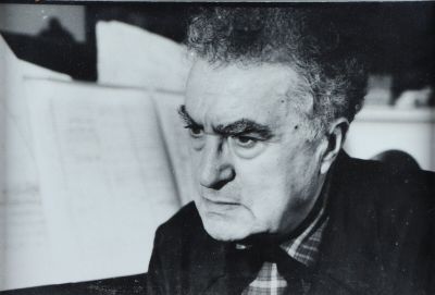 photographie en noir et blanc d'un homme assis au piano