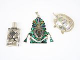 trois bijoux, dont un flacon de parfum, un pendentif et un pendentif