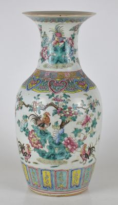 un vase orné d'un oiseau et de fleurs
