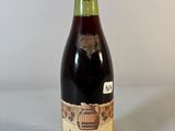 une bouteille de vin posée sur une table