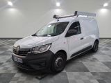 la camionnette blanche est garée sur le sol en damier d'une pièce