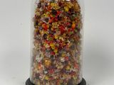 un dôme en verre contenant tout un tas de bonbons