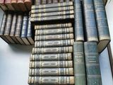 un grand nombre de livres empilés les uns sur les autres