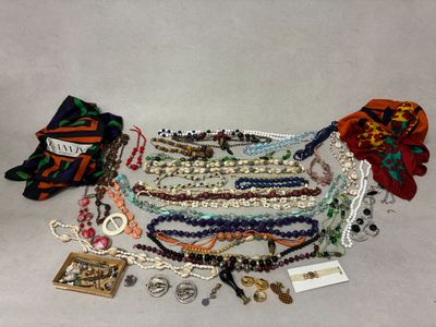 un tas de colliers et de bracelets de toutes sortes posés sur une table
