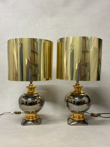 Paire de lampe à poser à piètement boule en faïence laquée argent