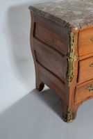 Commode de forme galbée en noyer ouvrant par quatre tiroirs … (photo 4)