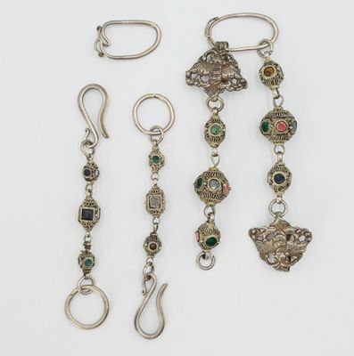 trois paires de boucles d'oreilles en argent et une paire de boucles d'oreilles en argent