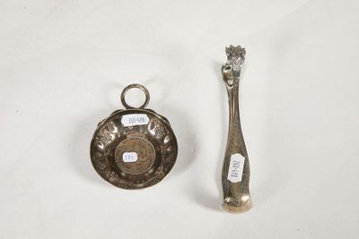 une cuillère en argent et une cuillère en argent posées sur une surface blanche