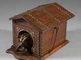 une petite boîte en bois avec un chat à l'intérieur