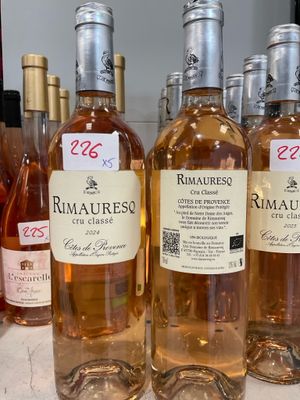 plusieurs bouteilles de vin sont alignées sur un comptoir