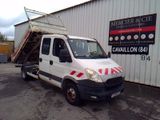 un camion blanc garé devant un bâtiment