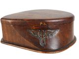 boîte en bois marron ornée d'un motif métallique sur fond blanc