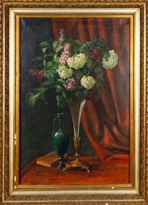 tableau représentant un vase de fleurs posé sur une table, avec un rideau rouge en arrière-plan