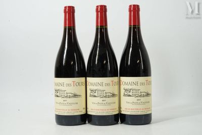 trois bouteilles de vin posées sur une table l'une à côté de l'autre