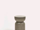 une image représentant un petit tabouret en béton