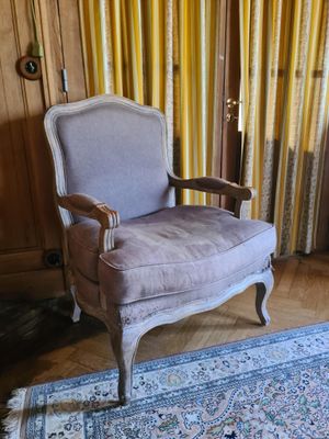 une chaise dans un coin d'une pièce où il y a un tapis au sol