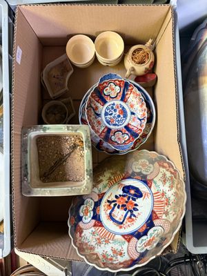 une boîte remplie d'objets divers posée sur une table