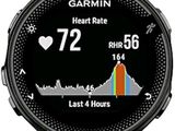 un gros plan d'une montre connectée équipée d'un capteur de fréquence cardiaque