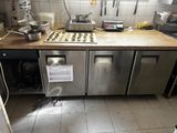 une image d'une cuisine commerciale avec beaucoup d'espace de travail
