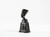 une image représentant une statue de femme portant une couronne sur la tête