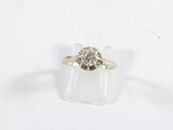 une image d'une bague en diamant posée sur un bloc transparent