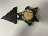 une étoile noire et verte sur laquelle figure une horloge