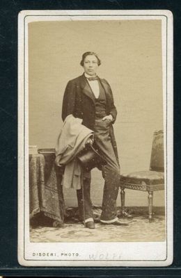 une vieille photo d'un homme en costume posant pour une photo