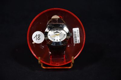 une montre rouge avec un cadran blanc dans un boîtier rouge